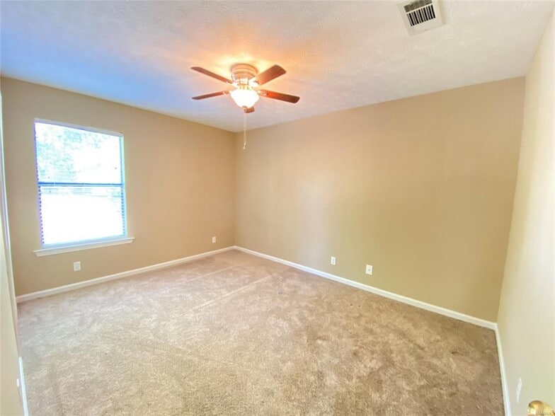 Building Photo - 1907 Woodrun Dr