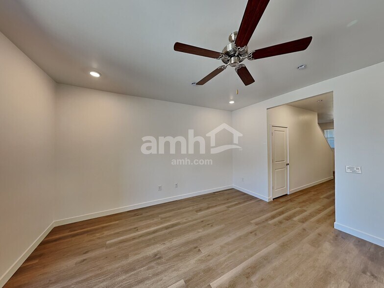 Building Photo - 7352 S Avenida Obelo