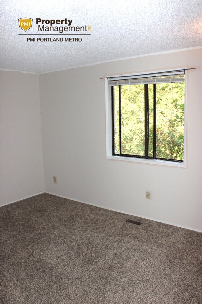 Building Photo - 702 SW 6th Ct