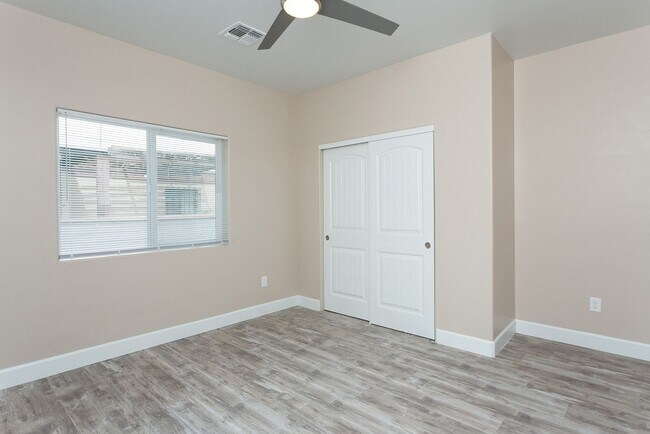 Building Photo - 1433 E Lee St