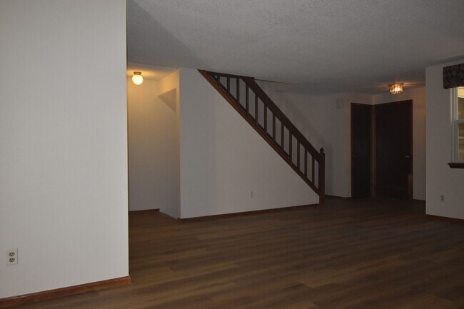 Building Photo - GREAT 3 BEDROOM/2 BATHROOM TOWNHOME WITH NEW PAINT & FLOORING. AVAILABLE 5/23.