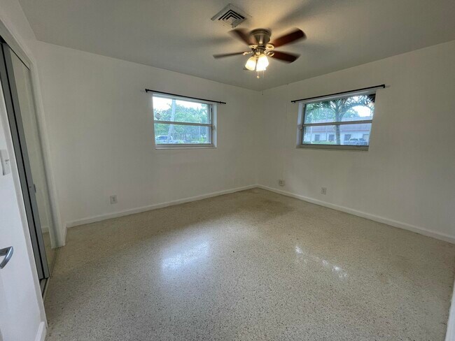 Building Photo - 842 SW 12th Ct