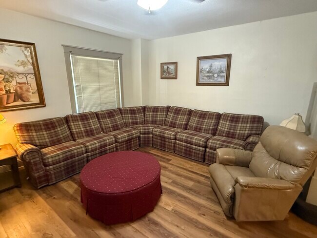 Building Photo - 33 Maple Ave