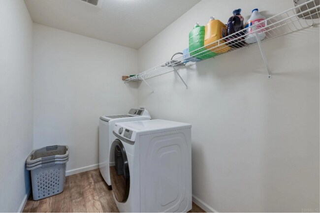 Building Photo - 4 Bedroom, Two Story House in Avalon Bluff...