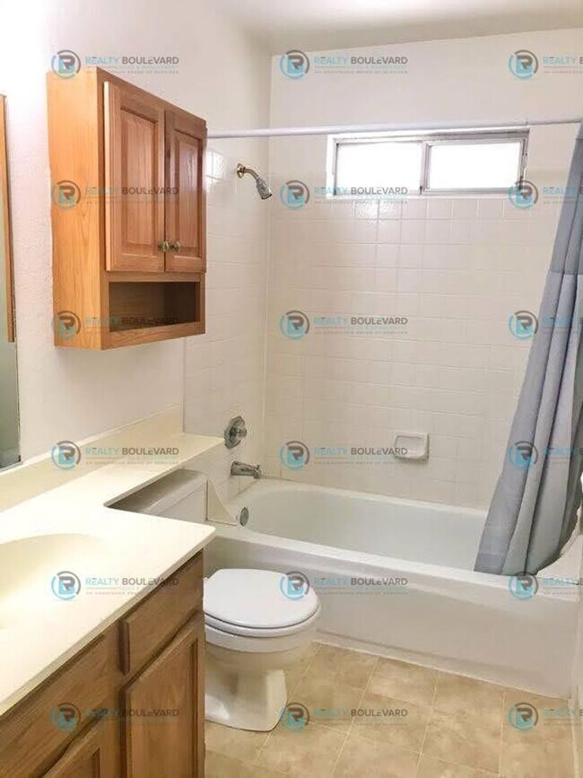 Building Photo - 3BR/2BA Single-Story with Backyard, RV Par...