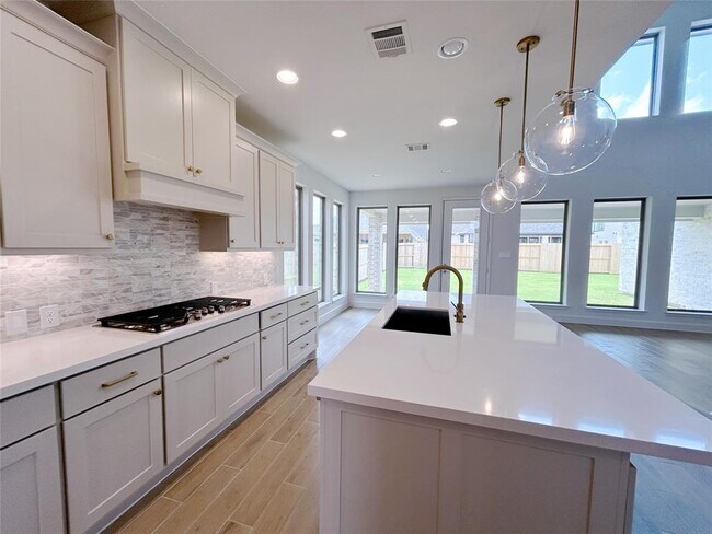 Building Photo - 5406 Holly Holw Ln