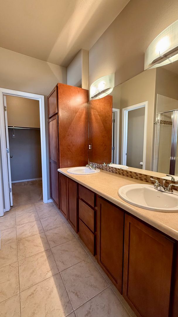 Building Photo - Spacious & Modern 3-Bedroom Townhome in The Vistas at Norwood