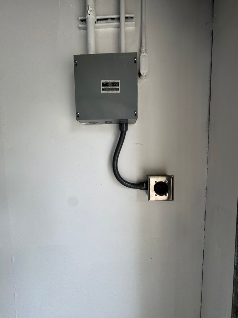 Building Photo - 2212 Linda Flora Dr