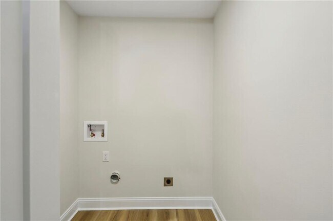 Building Photo - 545 Woodman Pl