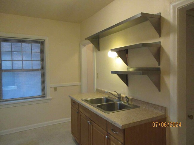 Building Photo - Available August 2025 Large Remodeled 1 Be...