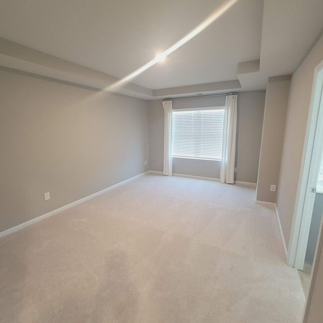 Building Photo - End Unit; 3Br/2.5BA Townhouse