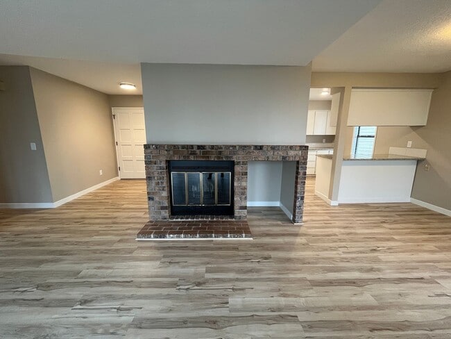 Building Photo - Spacious lower unit in refurbished duplex