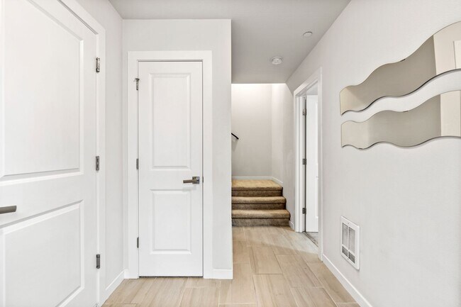 Building Photo - Newer 4 bed, 3.5 bath Townhome In Lynnwood $3295/mo.