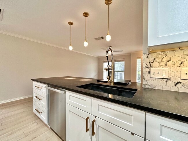 Building Photo - 609 N Cascades Ave