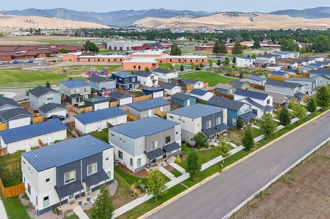 Building Photo - 3 Bed 2.5 Bath Townhome With Garage | $2,6...