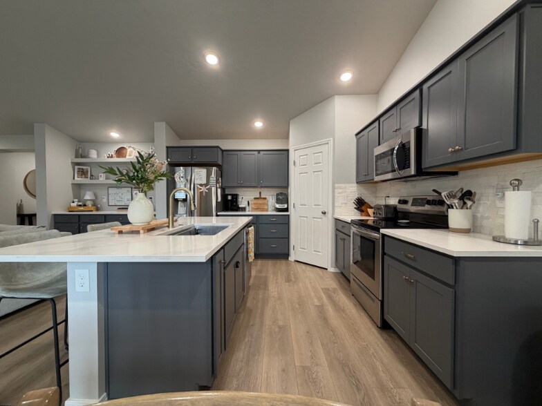 Building Photo - 1910 SW Cooper Ave