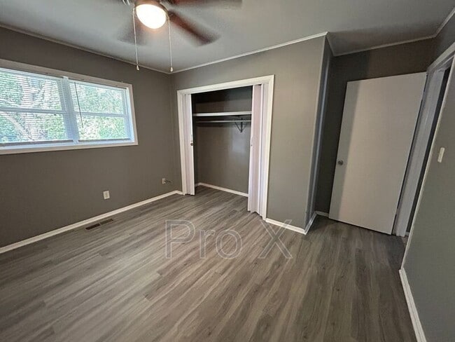 Building Photo - 8827 Country Club Dr