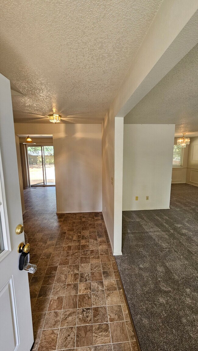 Building Photo - 2 story home in the Puyallup close to shopping