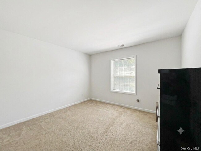 Building Photo - 61 N River Dr