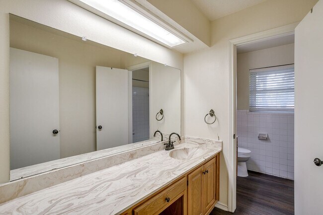 Building Photo - Amazing 4 Bedroom 2, Bath Home in Desirabl...