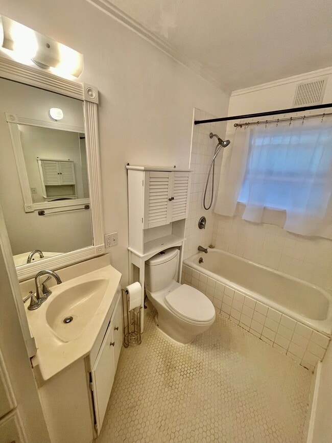 Building Photo - Upgraded 3bd/2bath Laurelhurst Home w/ Pri...