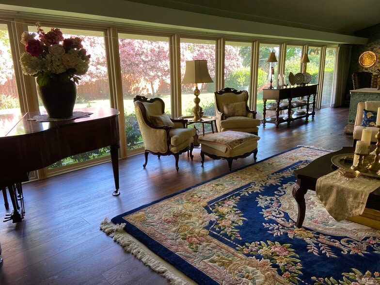 Formal living room - 317 W Banbury Dr