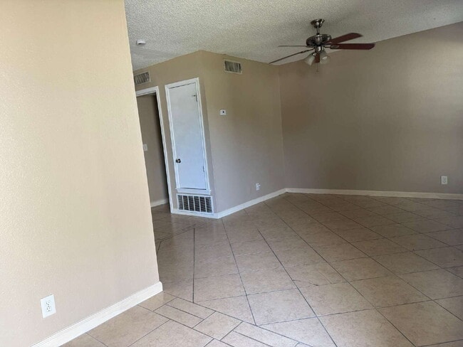Building Photo - 10571 Starcrest-