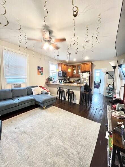 Building Photo - 717 Parker St