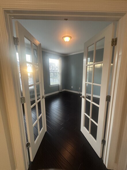 Building Photo - 402 Valley Spring Dr