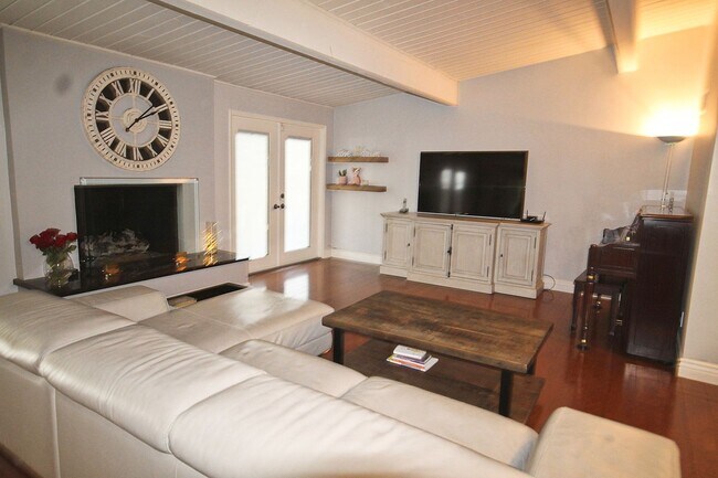 Building Photo - Mid-Century Modern Masterpiece!  South of the BLVD. Minutes to Westside, Mulholland, 405. Roscoma...