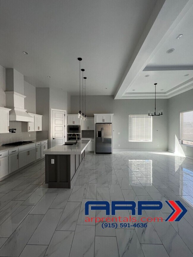 Building Photo - LUXURIOUS HOME FOR RENT