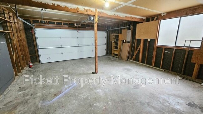 Building Photo - 5401 Pineridge Dr NE