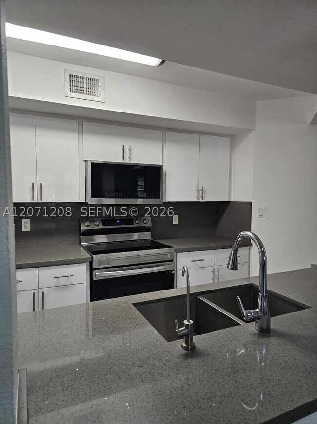 Building Photo - 10440 SW 156th Ct
