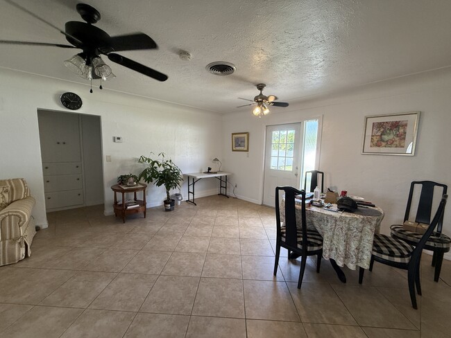 Building Photo - 2309 Tulip St