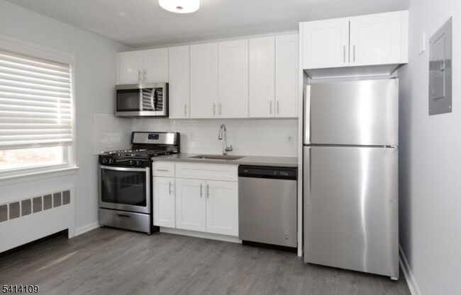 Building Photo - 555 Main St