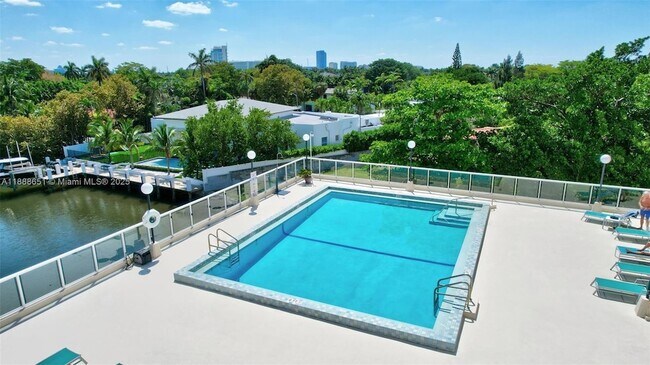 Building Photo - 3000 Holiday Dr