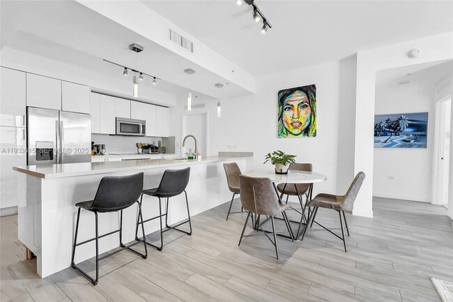 Building Photo - 999 SW 1st Ave