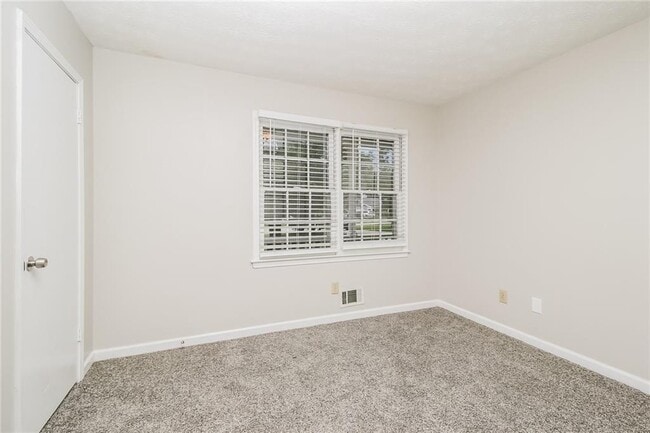 Building Photo - 35 Quails Ct