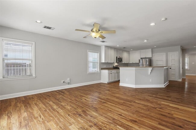 Building Photo - 409 Genard St