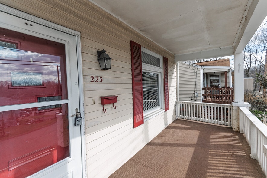 Building Photo - 223 E Pennview St