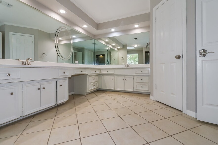 Building Photo - 928 Victoria Dr