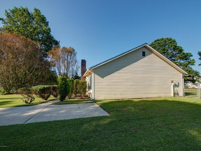 Building Photo - 114 Pine Crest Dr