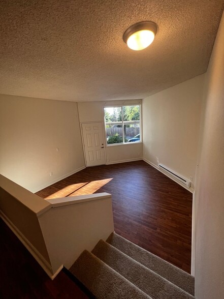 Building Photo - 8585 SW Canyon Ln