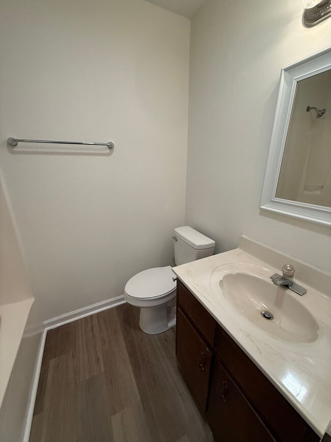 Building Photo - 160/162 W. Paces Dr