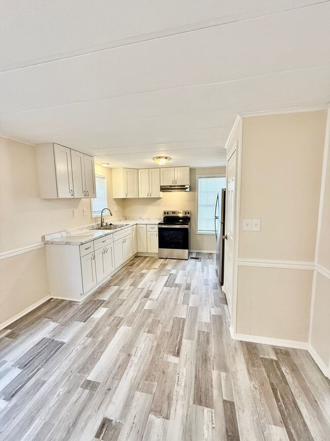 Building Photo - **3bed House-RENT READY- Minutes from the Dam Neck Base, Naval Station Oceana & Ocean Front**