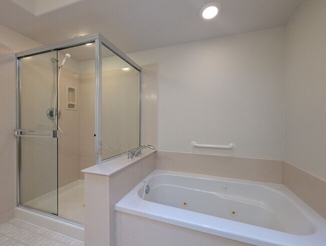 Building Photo - 2bd/2ba Edmonds Condo