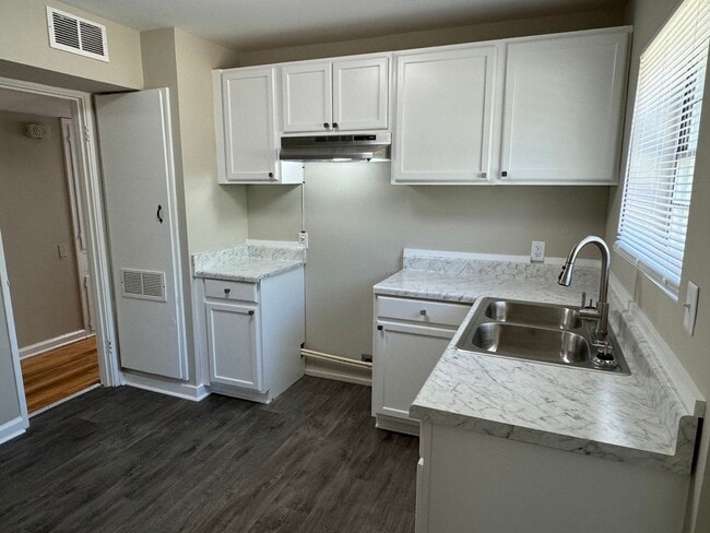 Building Photo - COMPLETLY RENOVATED 3-Bedroom