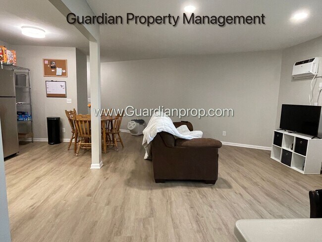 Building Photo - Champlin 2nd Floor Renovated Apartment, Di...