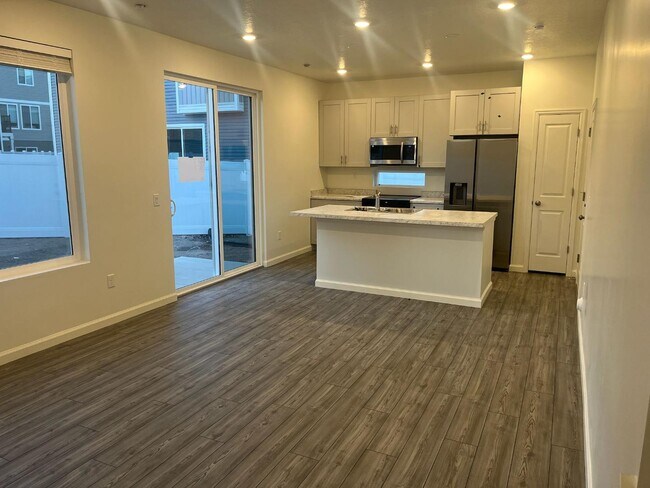 Building Photo - 341 N Colonnade Rd