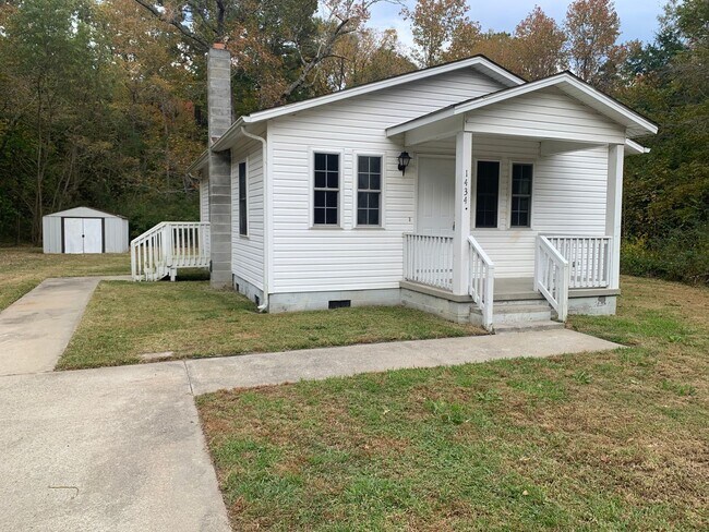 Building Photo - Country Living